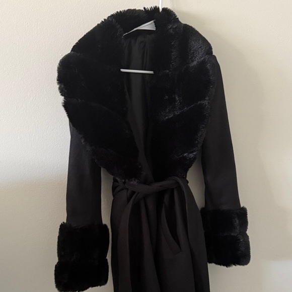 Elegant Black Faux Fur Trimmed Robe - Picture 2 of 2